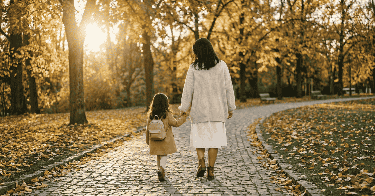 Mãe com mais de 40 anos passeando com a filha.